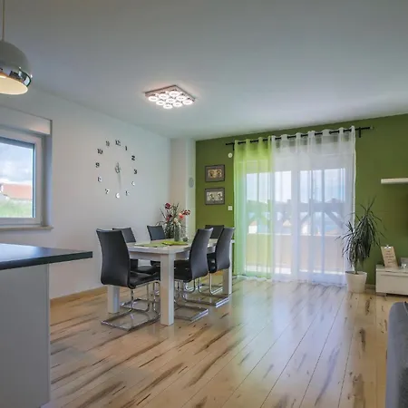Olea Mit Pool In Kastel Sucurac, Dalmatien Holiday home Kastela