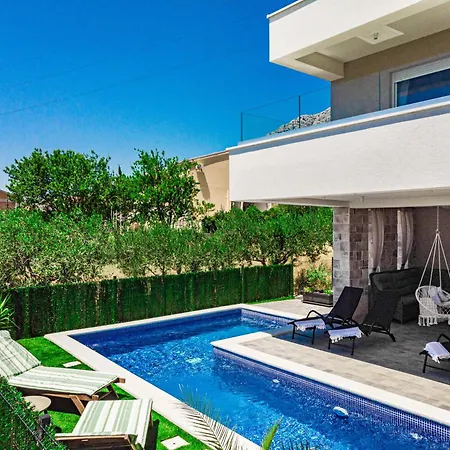 Olea Mit Pool In Kastel Sucurac, Dalmatien * Kastela