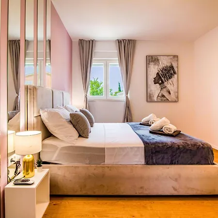 Olea Mit Pool In Kastel Sucurac, Dalmatien Holiday home Kastela