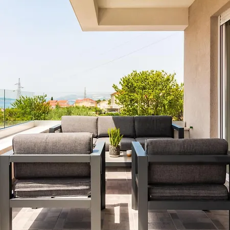 Olea Mit Pool In Kastel Sucurac, Dalmatien Holiday home *
